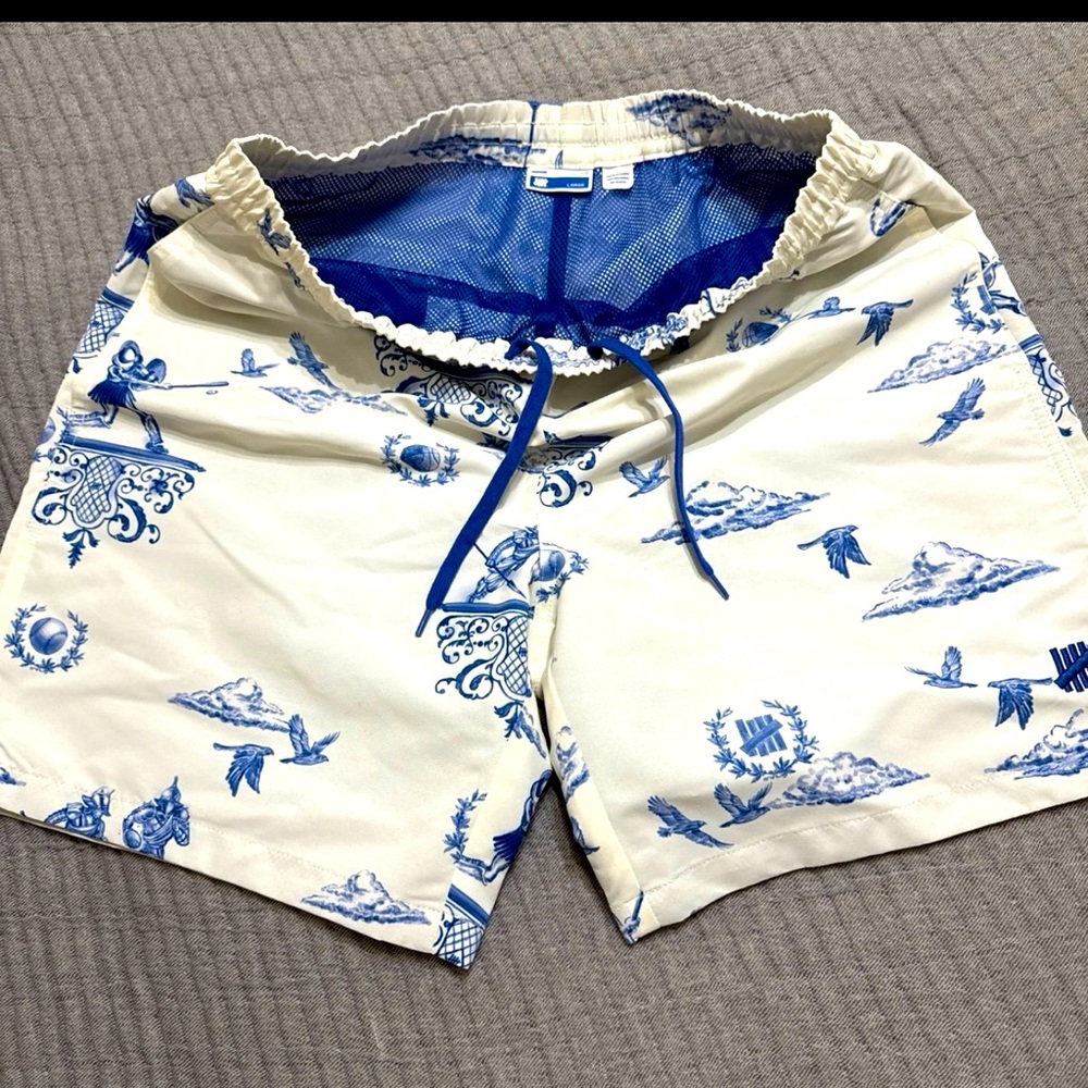 New Undefeated men’s designer sport shorts /swim drawstring w/ pockets sz L NW